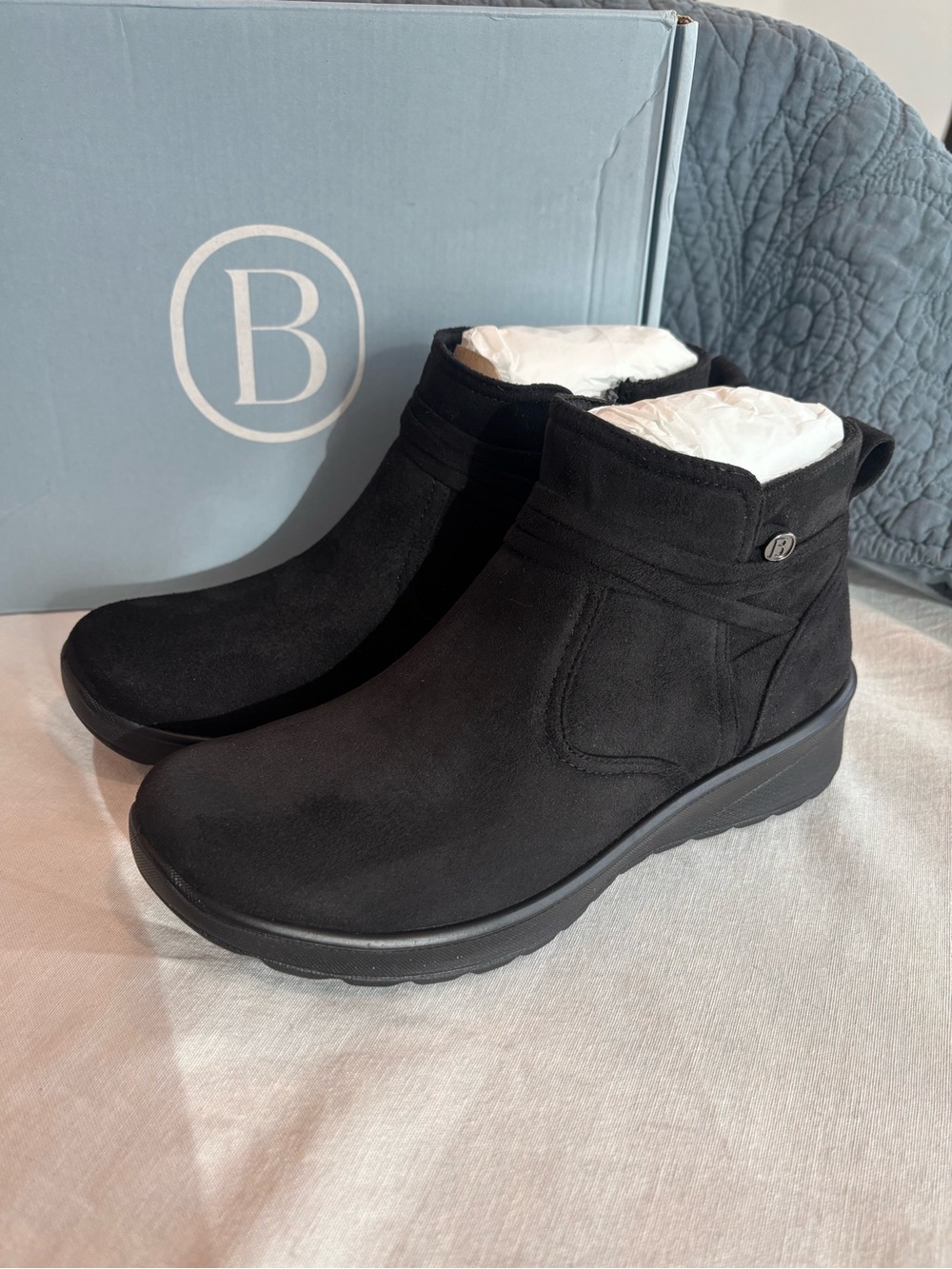 Bzees Black Suede Ankle Boots Size 6.5 Wide Side Zip Comfort Booties